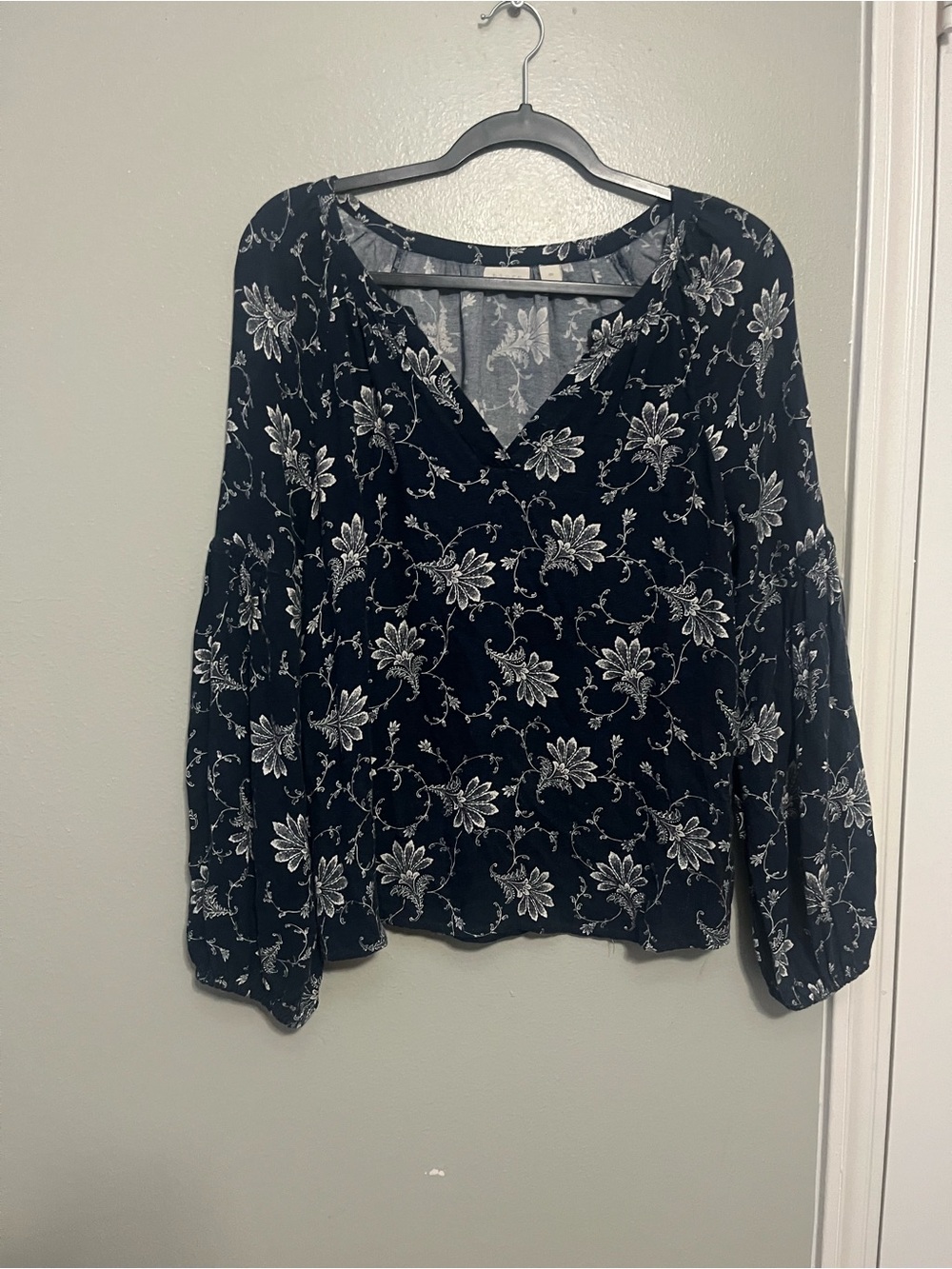hinge Black Floral V-Neck Long Sleeve Blouse